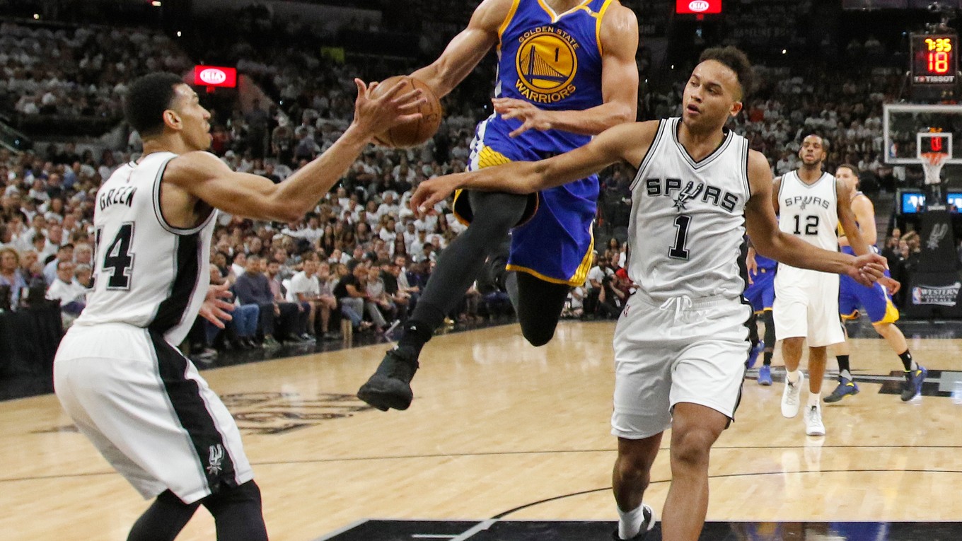 Basketbalisti Golden State Warriors triumfovali v noci na nedeľu v treťom dueli finále play-off Západnej konferencie NBA na palubovke San Antonia Spurs 120:108.