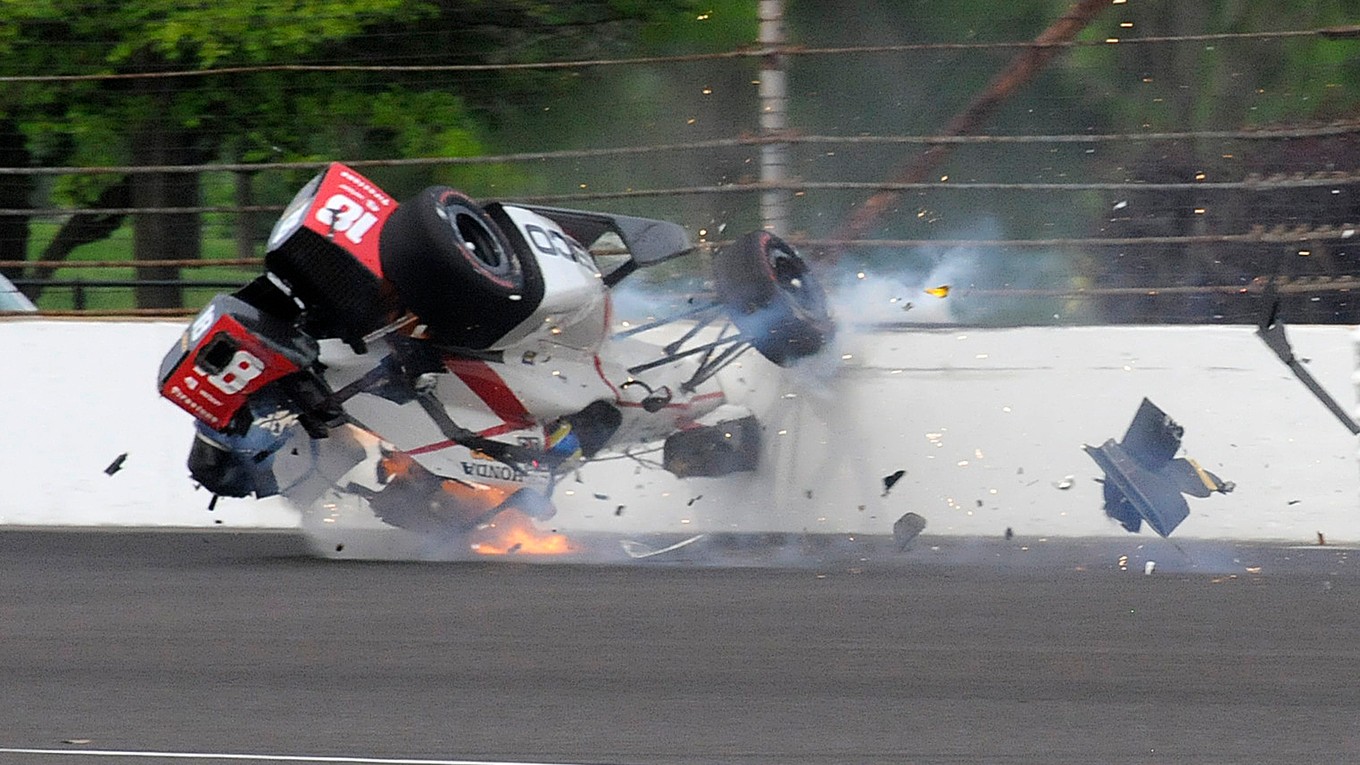 Francúzsky expilot F1 Sébastien Bourdais mal počas kvalifikácie na zámorské motoristické preteky 500 míľ Indianapolis hrozivo vyzerajúcu nehodu.