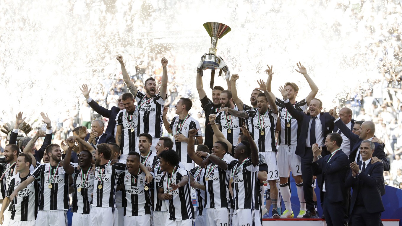 Futbalisti Juventusu Turín dvíhajú nad hlavu majstrovskú trofej.