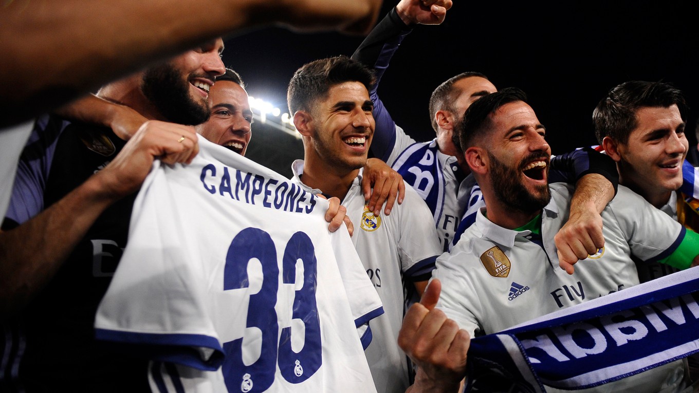 Futbalisti Realu Madrid oslavujú zisk majstrovského titulu.