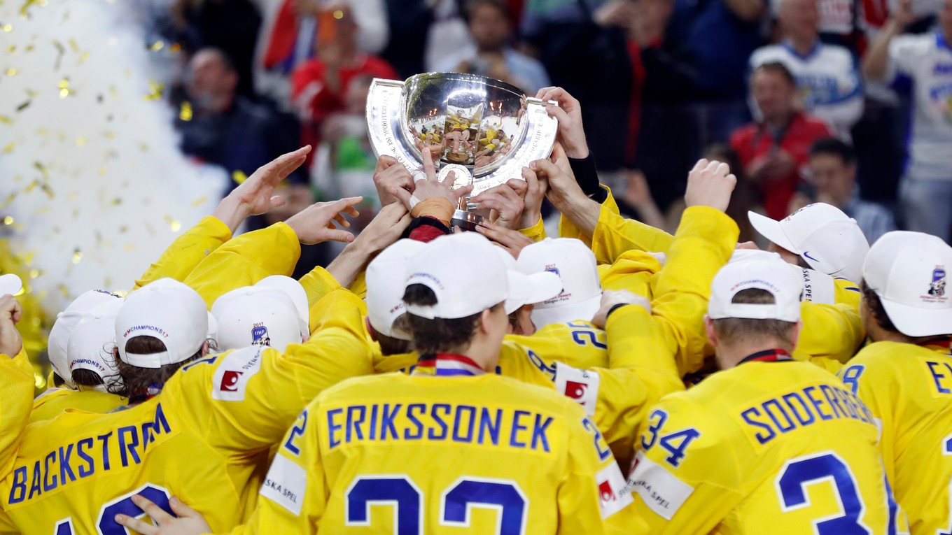 Hokejisti Švédska dvíhajú nad hlavu majstrovskú trofej.