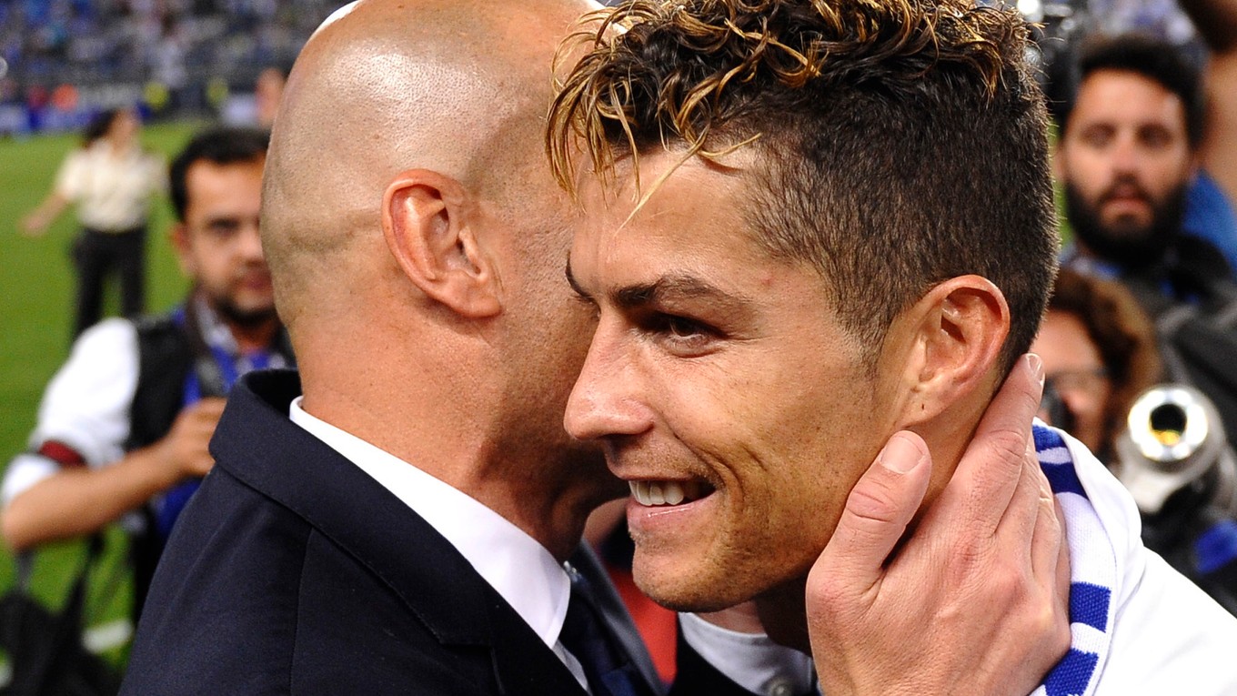 Cristiano Ronaldo v objatí s trénerom Zinedinom Zidanom.