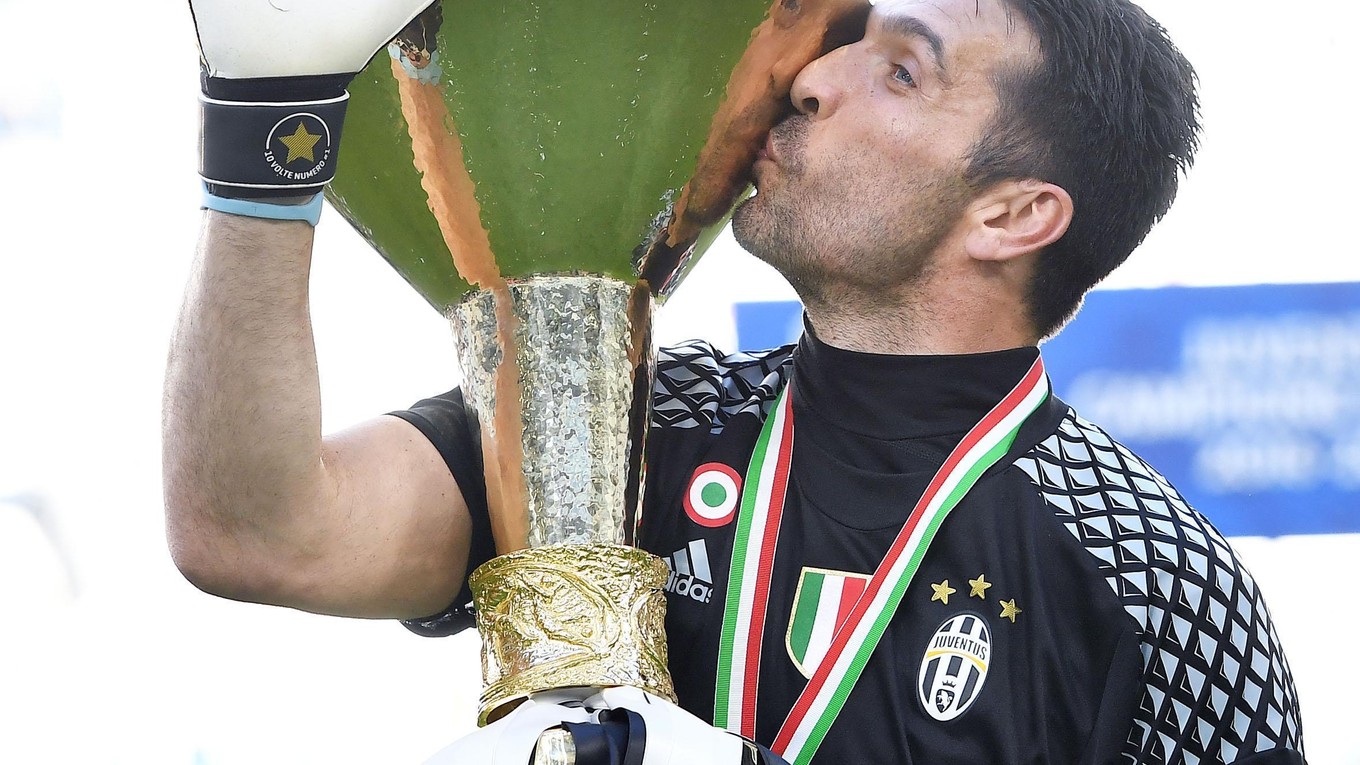 Gianluigi Buffon s ligovou trofejou.