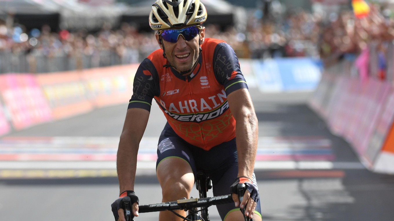 Vincenzo Nibali v cieli šestnástej etapy, ktorú vyhral.