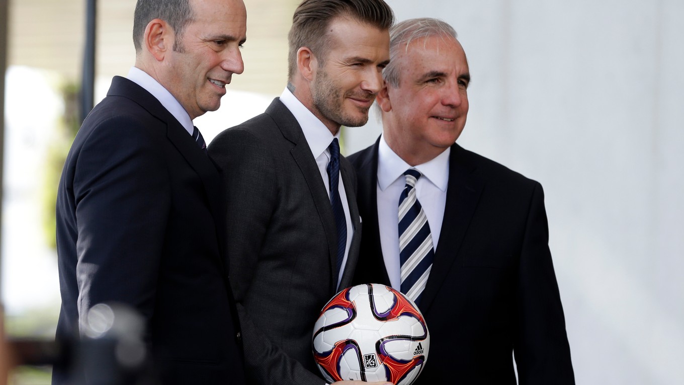 Bývalý anglický futbalista David Beckham (uprostred), vľavo komisár MLS Don Garber a vpravo starosta Miami-Dade County Carlos Gimenez pózujú s futbalovou loptou  na konferencii o rozšírení zámorskej Major League Soccer (MLS) o nový klub v Miami, ilustračná snímka.