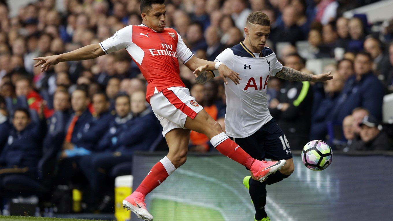 Kieran Trippier (vpravo) z Tottenhamu bojuje o loptu s hráčom Arsenalu Alexisom Sánchezom.