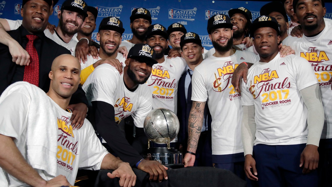 Hráči Clevelandu sa radujú s trofejou pre víťaza Východnej konferencie.