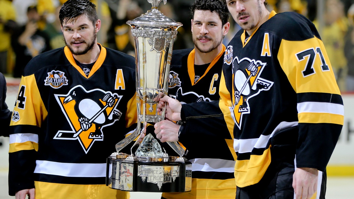 Zľava Chris Kunitz, Sidney Crosby a Jevgenij Malkin s trofejou pre víťaza Východnej konferencie.