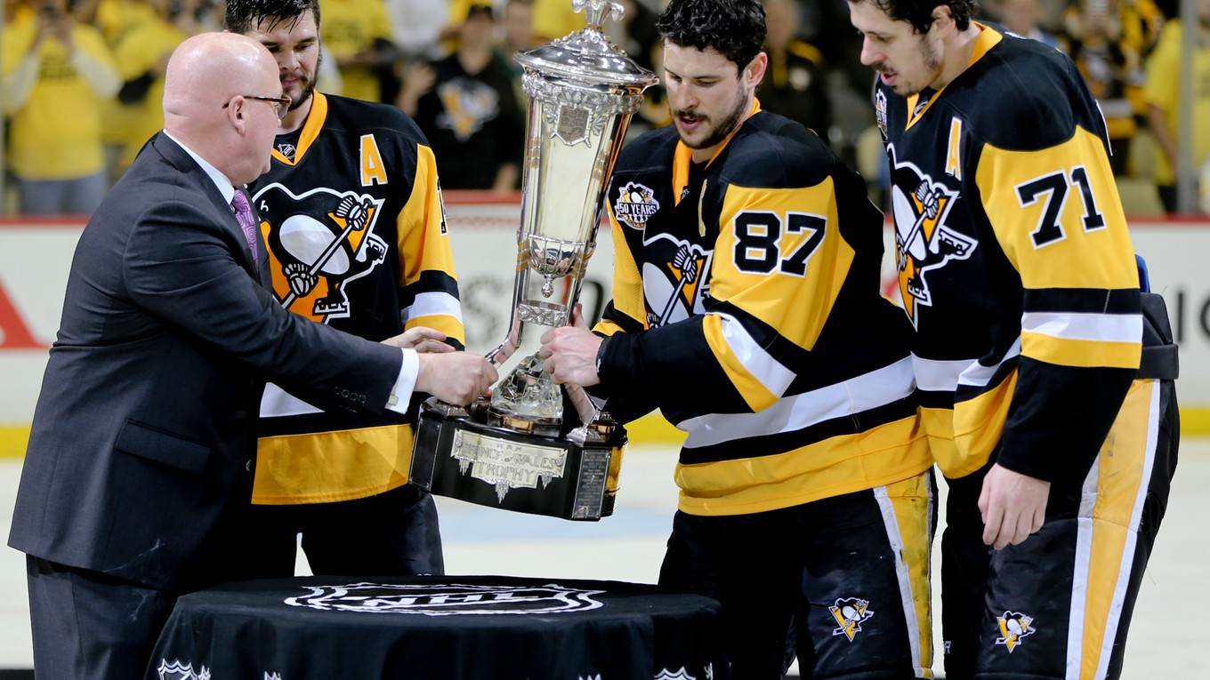 Sidney Crosby preberá trofej pre víťaza Východnej konferencie.