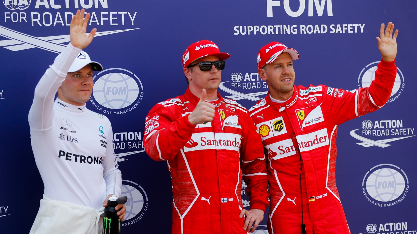 Zľava Valtteri Bottas, Kimi Räikkönen a Sebastian Vettel.