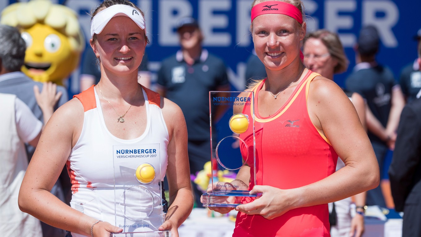 Zľava Barbora Krejčíková a Kiki Bertensová.
