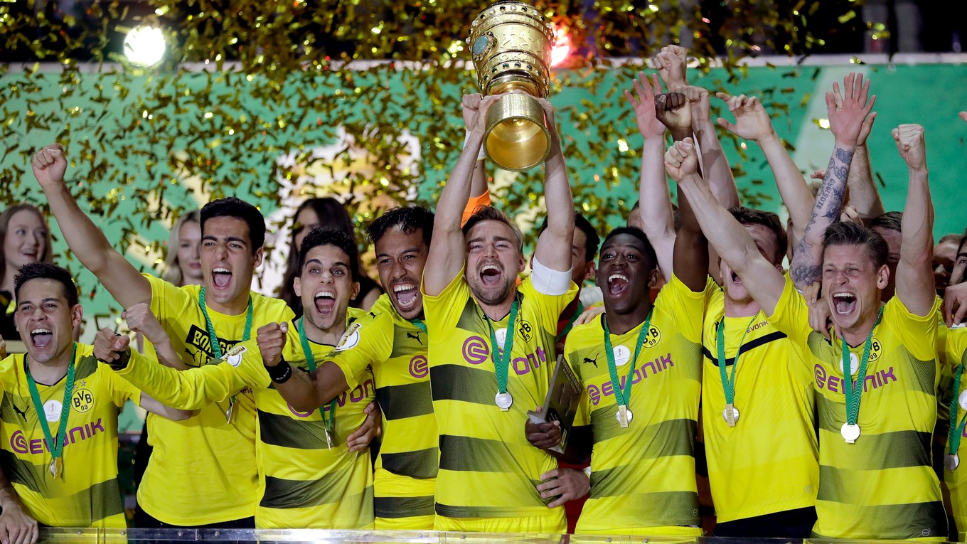 Hráči Dortmundu sa radujú z víťazstva v Nemeckom pohári.