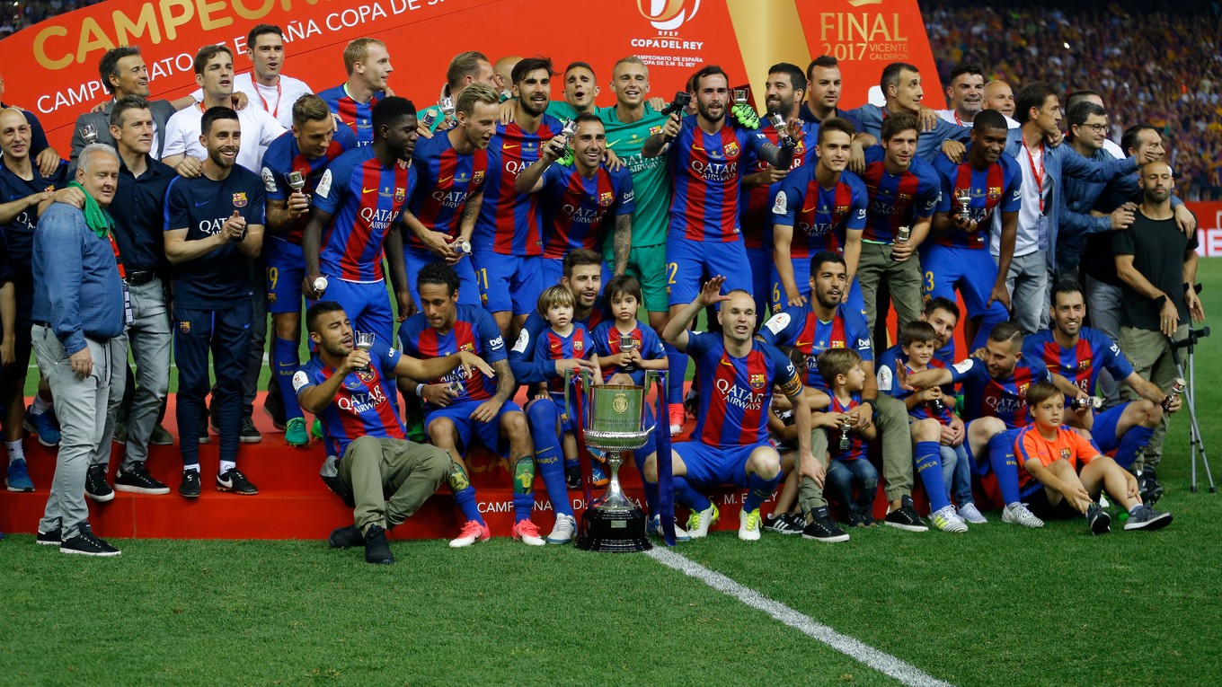 Hráči FC Barcelona sa radujú z výhry v Španielskom pohári.