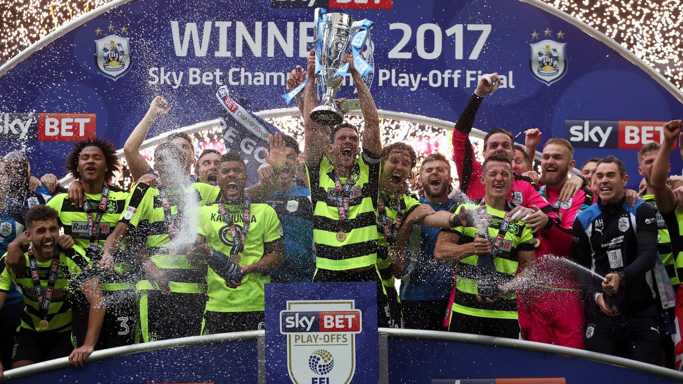 Hráči Huddersfieldu sa radujú z víťazstva.