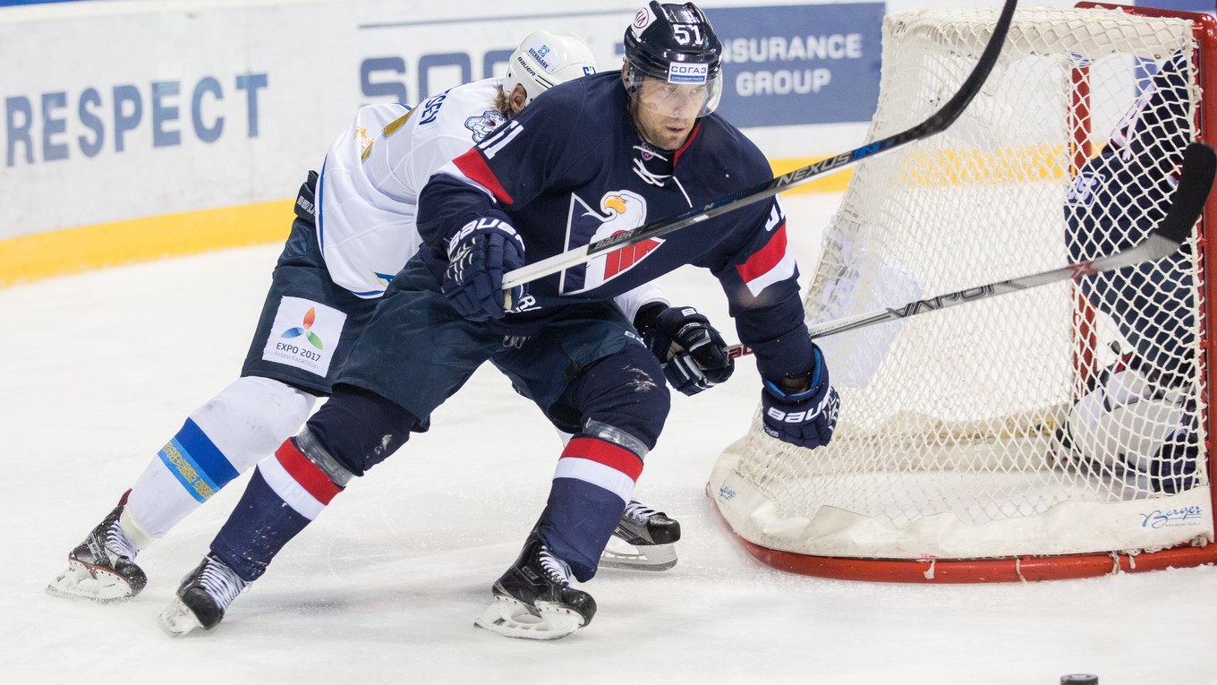 Ivan Švarný si aj v budúcej sezóne oblečie dres Slovana Bratislava.