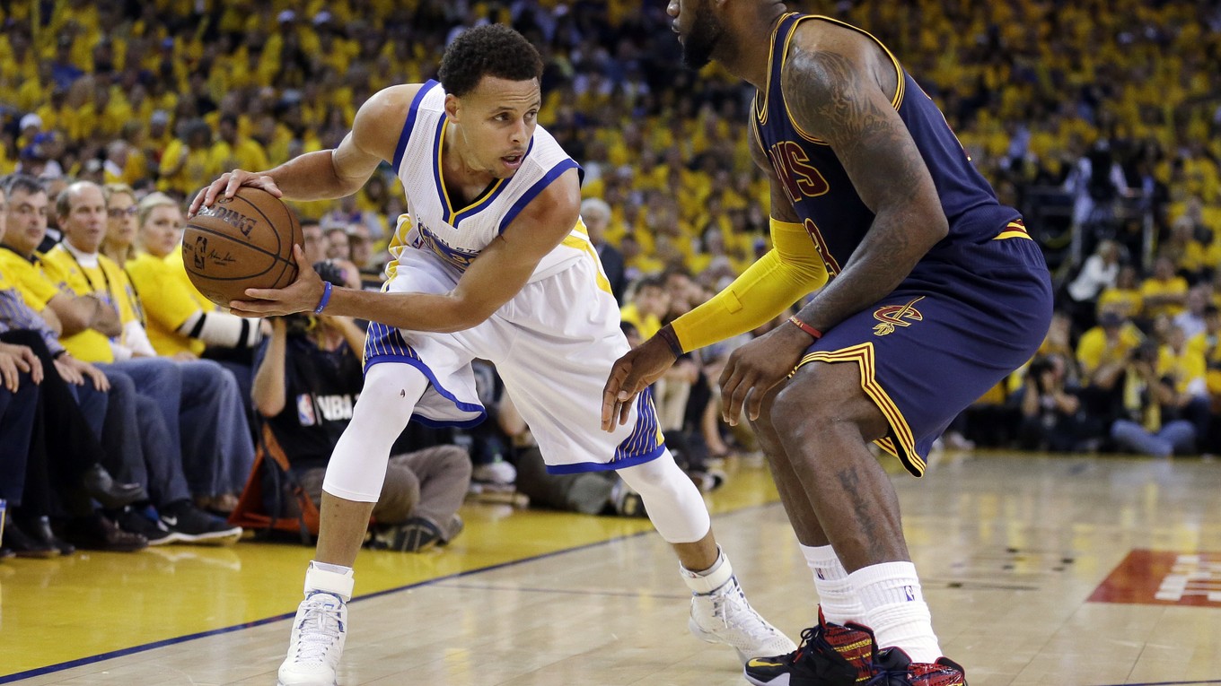 Finále NBA bude opäť aj súbojom dvoch veľkých hviezd svetového basketbalu - Stephena Curryho (vľavo) a LeBrona Jamesa.