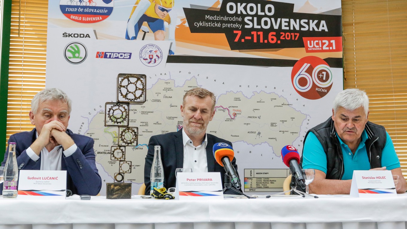 Na snímke zľava športový riaditeľ pretekov Ľudovít Lučanič, generálny riaditeľ pretekov a prezident Slovenského zväzu cyklistiky Peter Privara a autor trate pretekov Stanislav Holec.