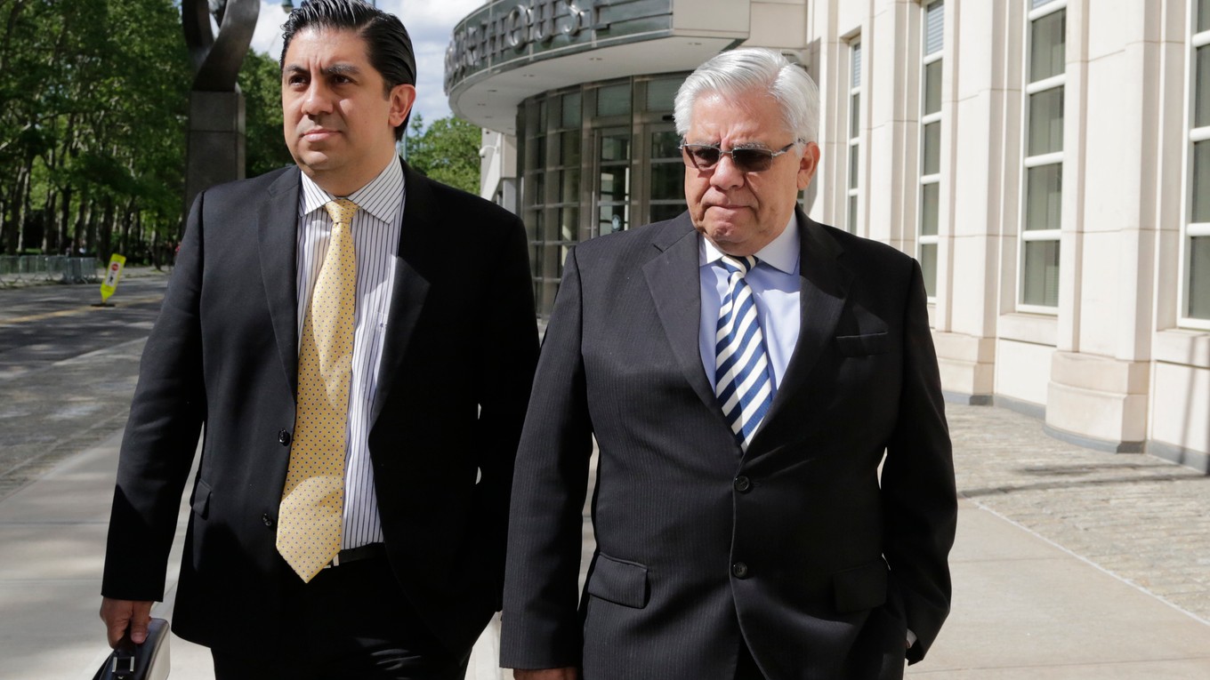 Šesťdesiatriročný Trujillo (vpravo) sa na súde v USA sám priznal z účasti na defraudáciách, konšpirácii či prijímania úplatkov, ktorých sa dopustil medzi rokmi 2009 a 2016.