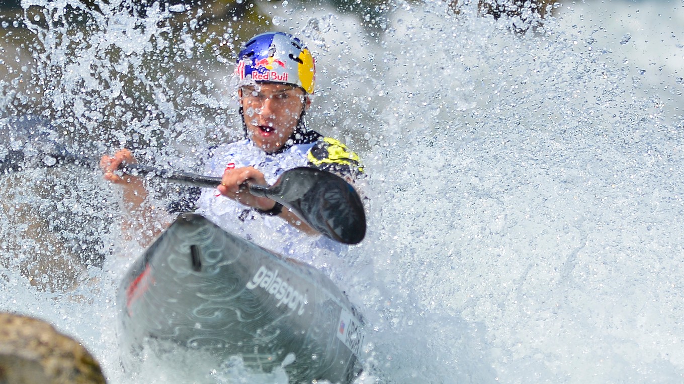 Na snímke slovenský reprezentant Jakub Grigar vo semifinálovej jazde v kategórii K1 na majstrovstvách Európy slalomárov na divokej vode v slovinskom Tacene.