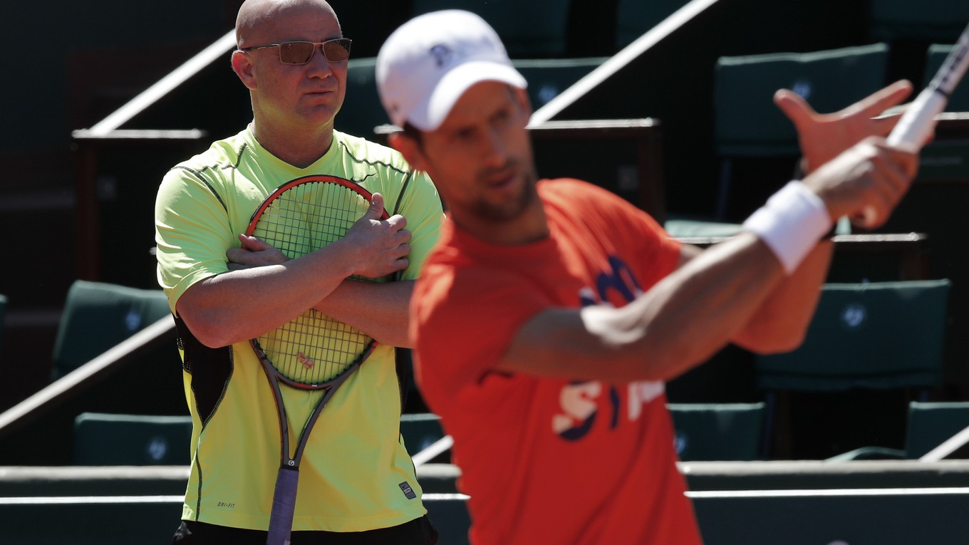 Srb Novak Djokovič potvrdil, že bývalý americký tenista Andre Agassi pre neho pracuje ako tréner na čiastočný úväzok bez nároku na odmenu.
