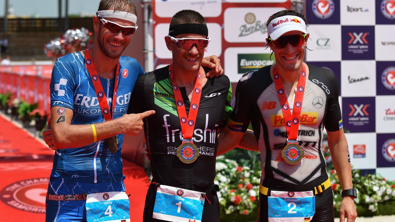 Zľava: Nemecký reprezentant Michael Raelert, kanadský reprezentant Lionel Sanders, nemecký reprezentant Sebastian Kinle v rámci Challenge Family – MS v strednom triatlone.