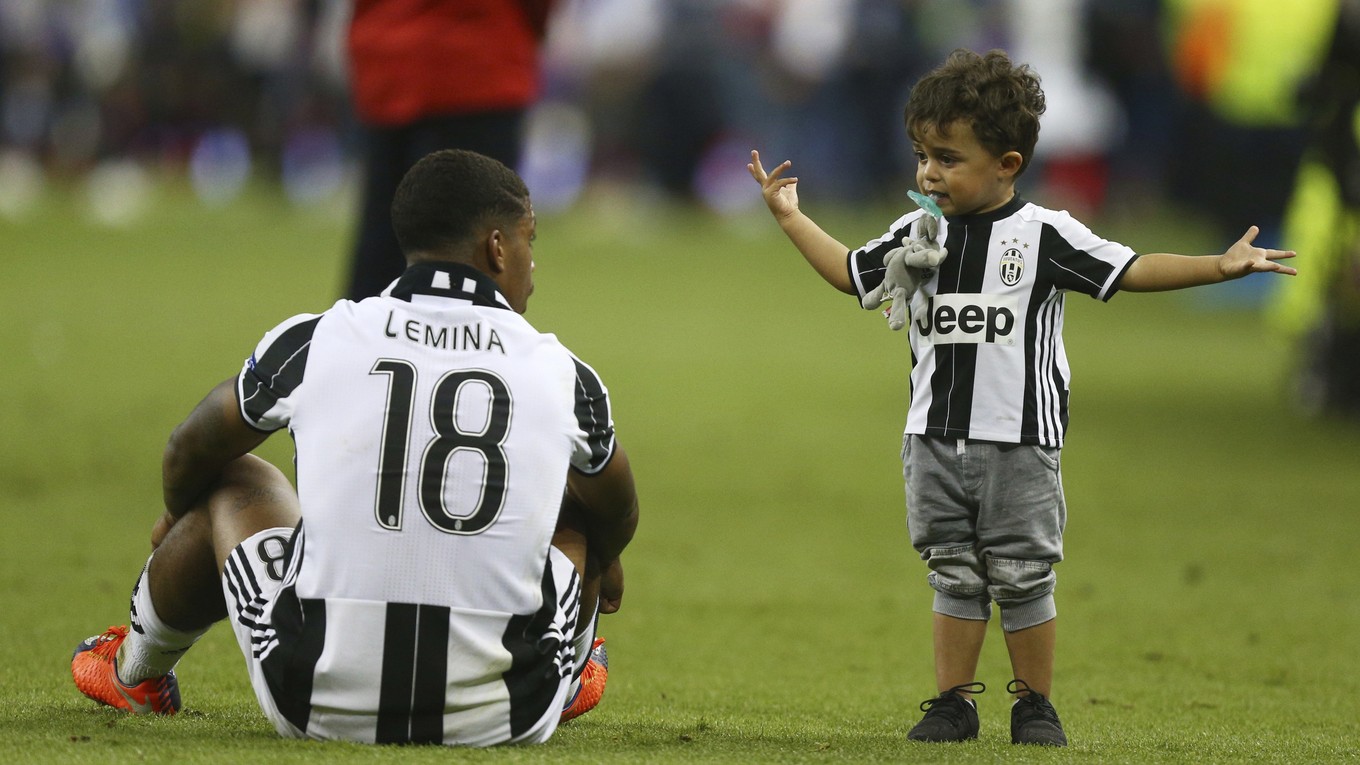 Smutný Mario Lemina z Juventusu Turín sedí po finálovom stretnutí vedľa svojho syna.