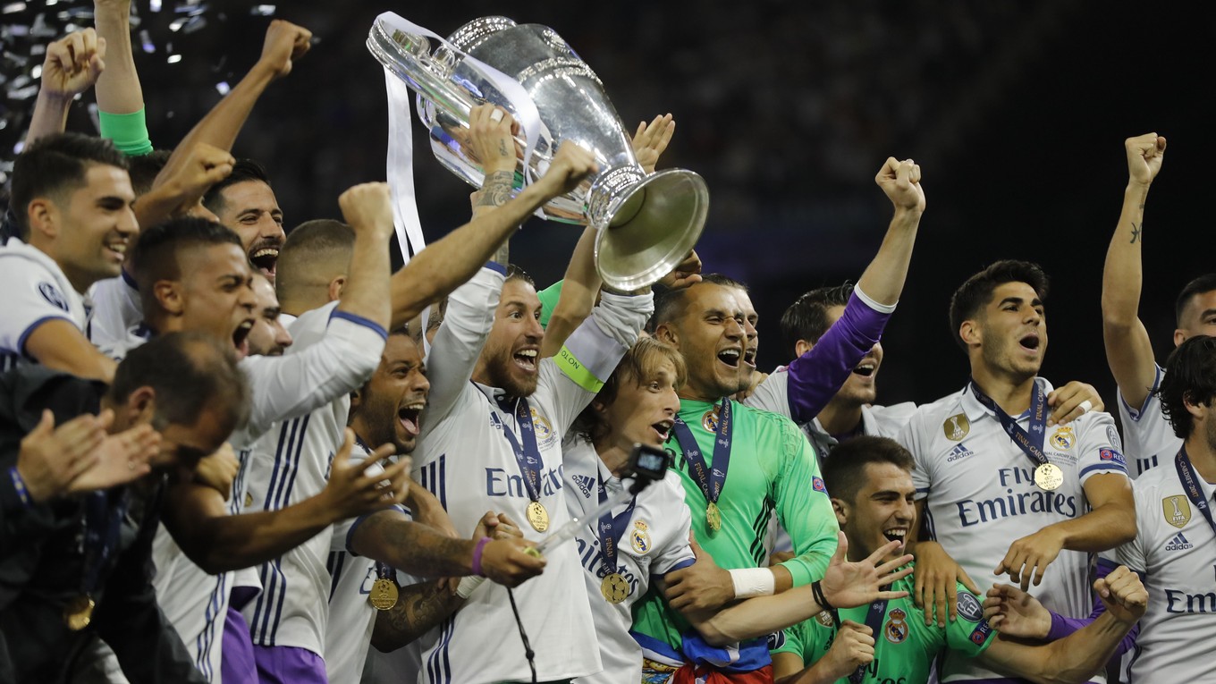 Hráči Realu Madrid sa radujú po prevzatí trofeje.