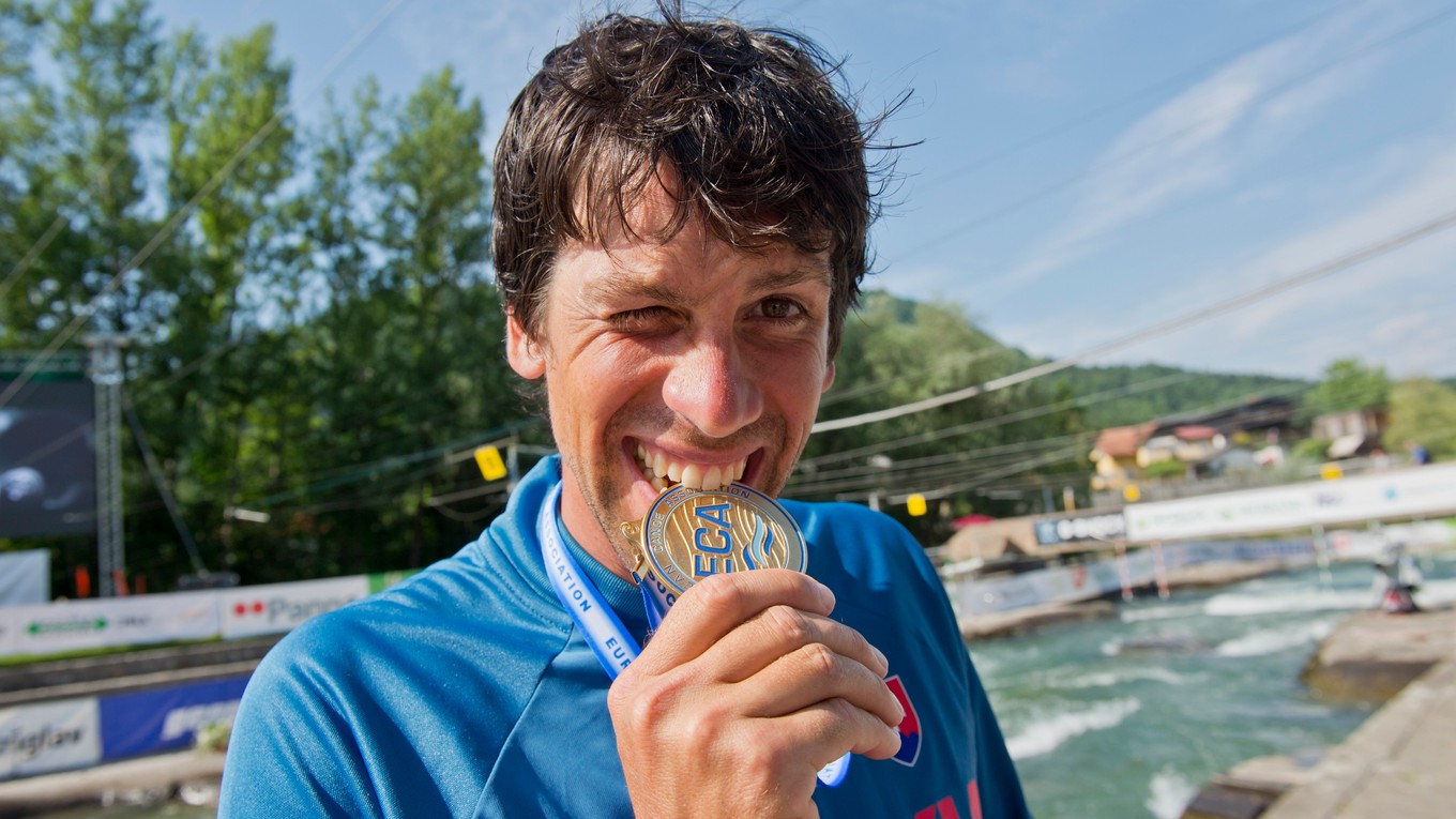 Na snímke slovenský reprezentant Alexander Slafkovský so zlatou medailou v kategórii C1 na majstrovstvách Európy slalomárov na divokej vode v slovinskom Tacene.
