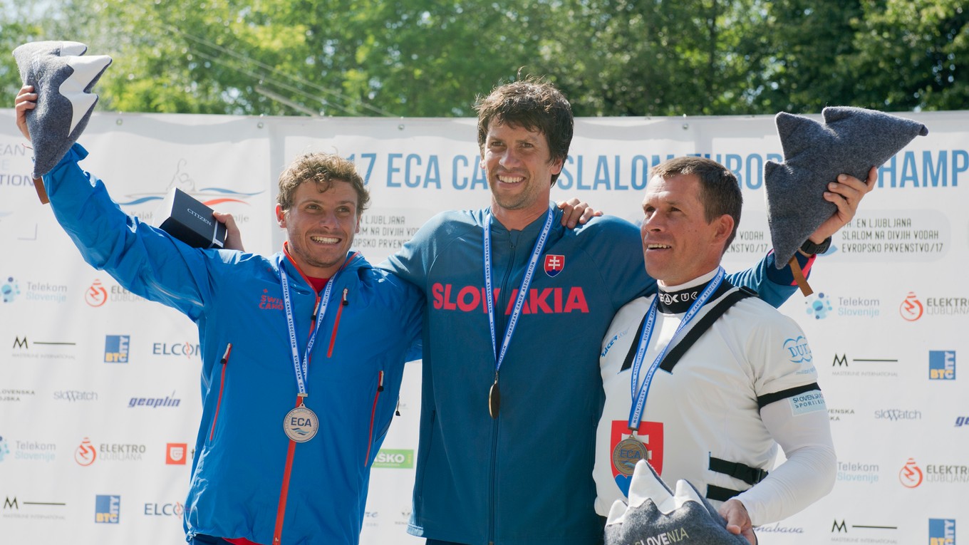 Na snímke slovenskí reprezentanti, sprava bronzovýí Michal Martikán, zlatý Alexnader Slafkovský a strieborný Švačiar Thomas Köchlin v kategórii C1 na majstrovstvách Európy slalomárov na divokej vode v slovinskom Tacene.