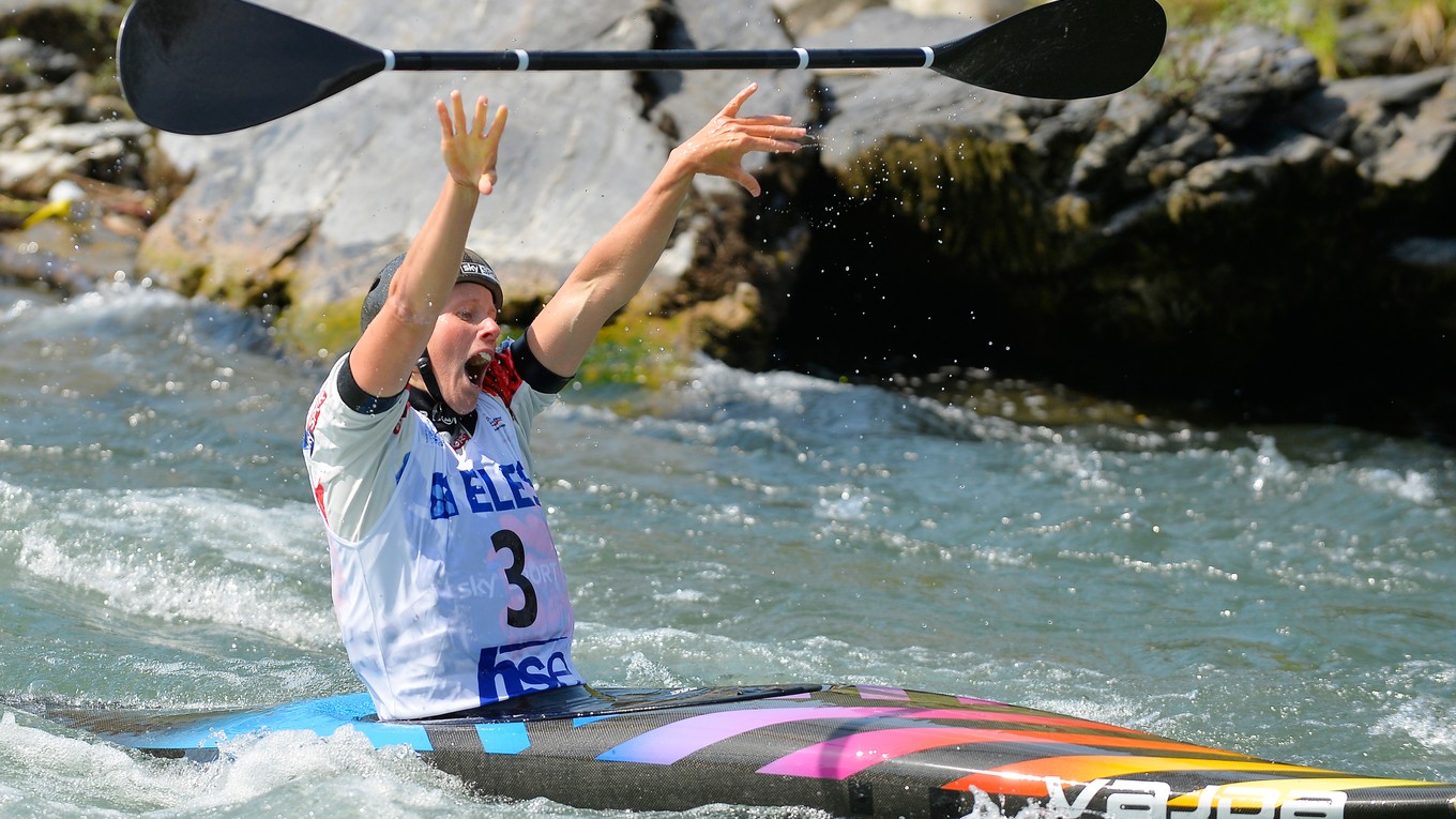 Na snímke Rakušanka Corinna Kunhleová sa teší z prvého miesta v kategórii K1 žien na majstrovstvách Európy v slalome na divokej vode v slovinskom Tacene.