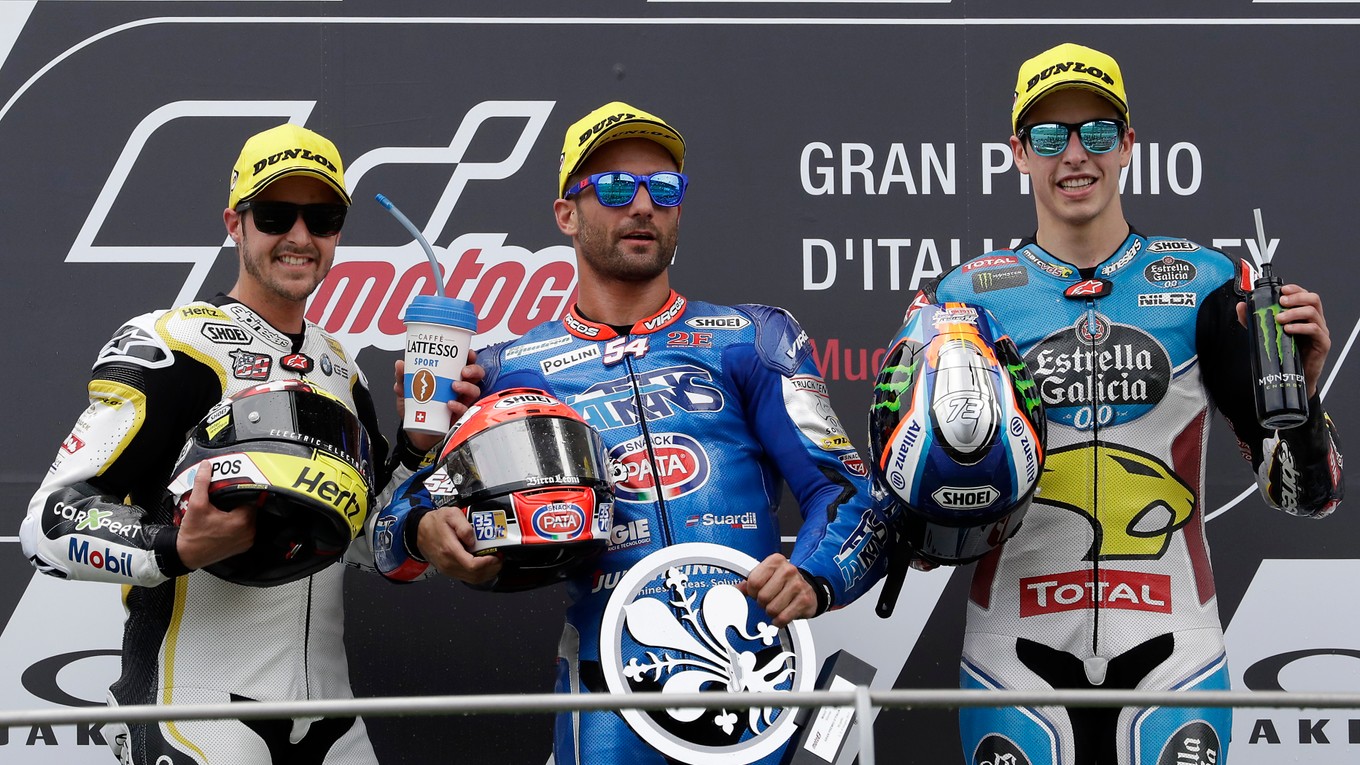 Talian Andrea Dovizioso na Ducati (v strede) sa stal na okruhu v Mugelle víťazom Veľkej ceny Talianska.