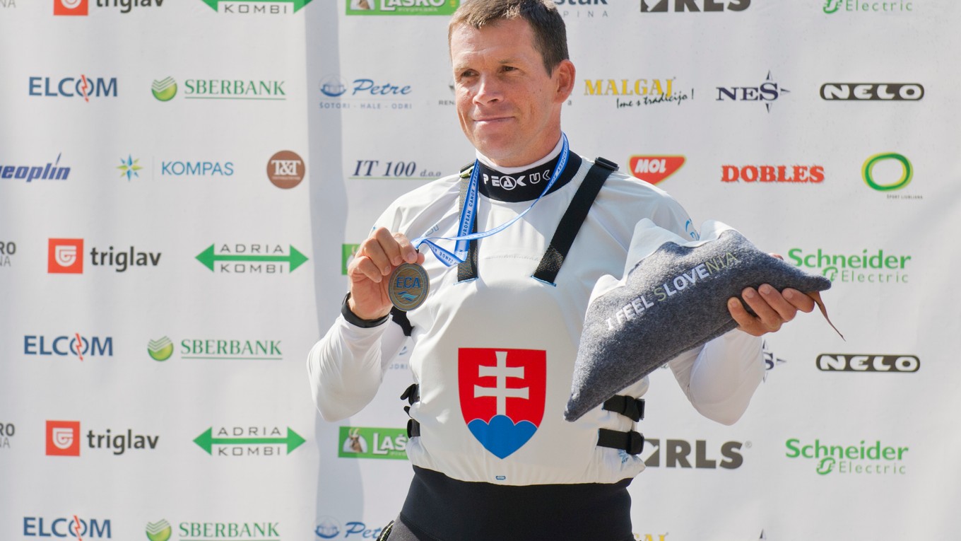 Michal Martikán pózuje s bronzovou medailou.