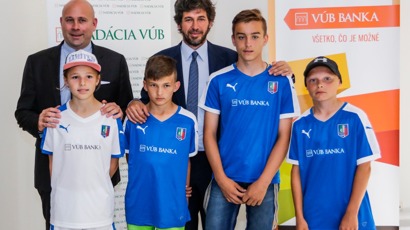 Demetrio Albertini (vzadu v strede) a generálny manažér Italia Soccer Camp Marco Schembri predstavili kemp.