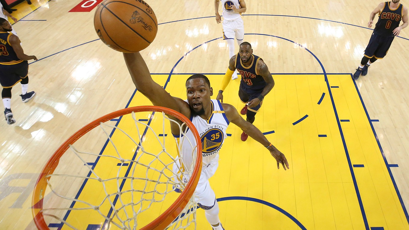 Finále NBA medzi Golden State a Clevelandom láka divákov k televíznym obrazovkám.
