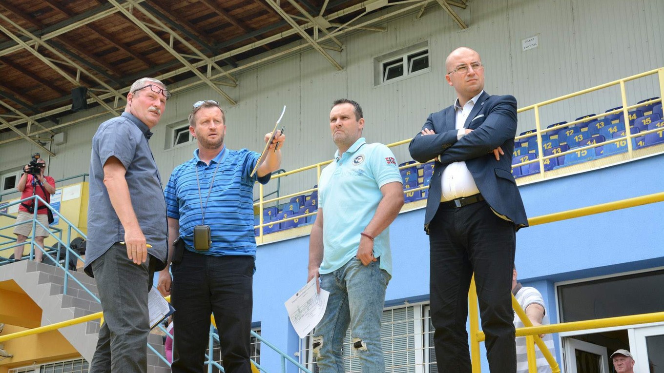 Delegácia kompetentných na štadióne v Čermeli. Návštevu sprevádzal športový riaditeľ FC VSS Ján Lesniak (tretí zľava).