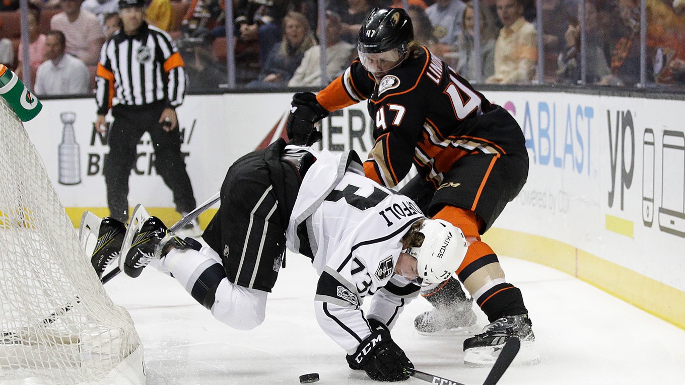 Kanadský hokejový útočník Tyler Toffoli zostáva v klube zámorskej NHL Los Angeles Kings.