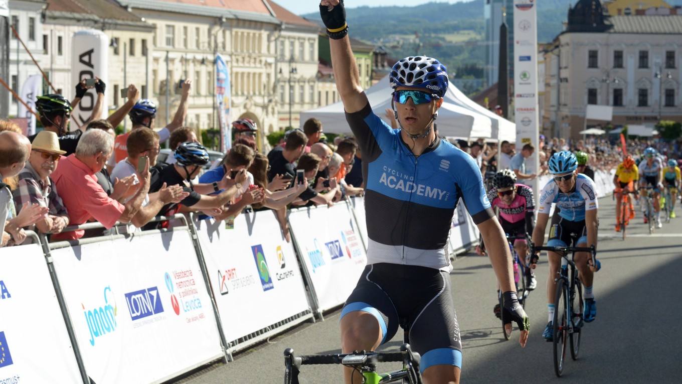 Víťaz etapy Estónec Mihkel Raim z tímu Israel Cycling Academy v cieli 1. etapy.