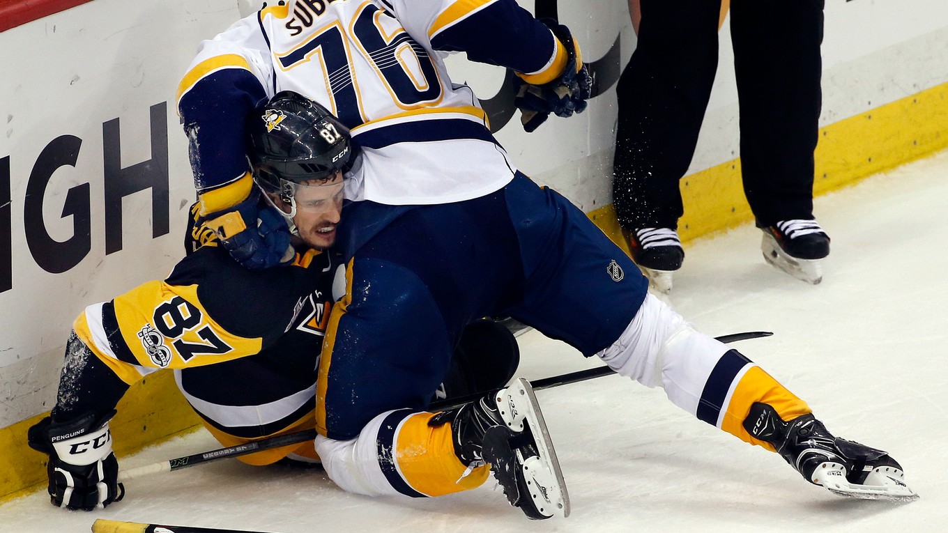 Sidney Crosby (vľavo) a P.K. Subban v pästnom súboji.