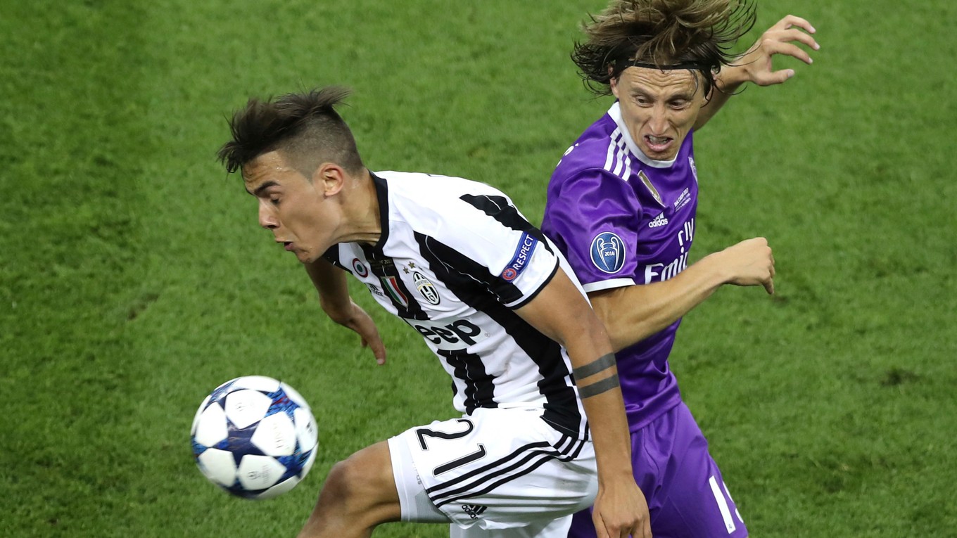 Luka Modrič (vpravo) si v drese Realu Madrid zahral aj vo finále Ligy majstrov a po víťazstve nad Juventusom sa napokon tešil i z trofeje.