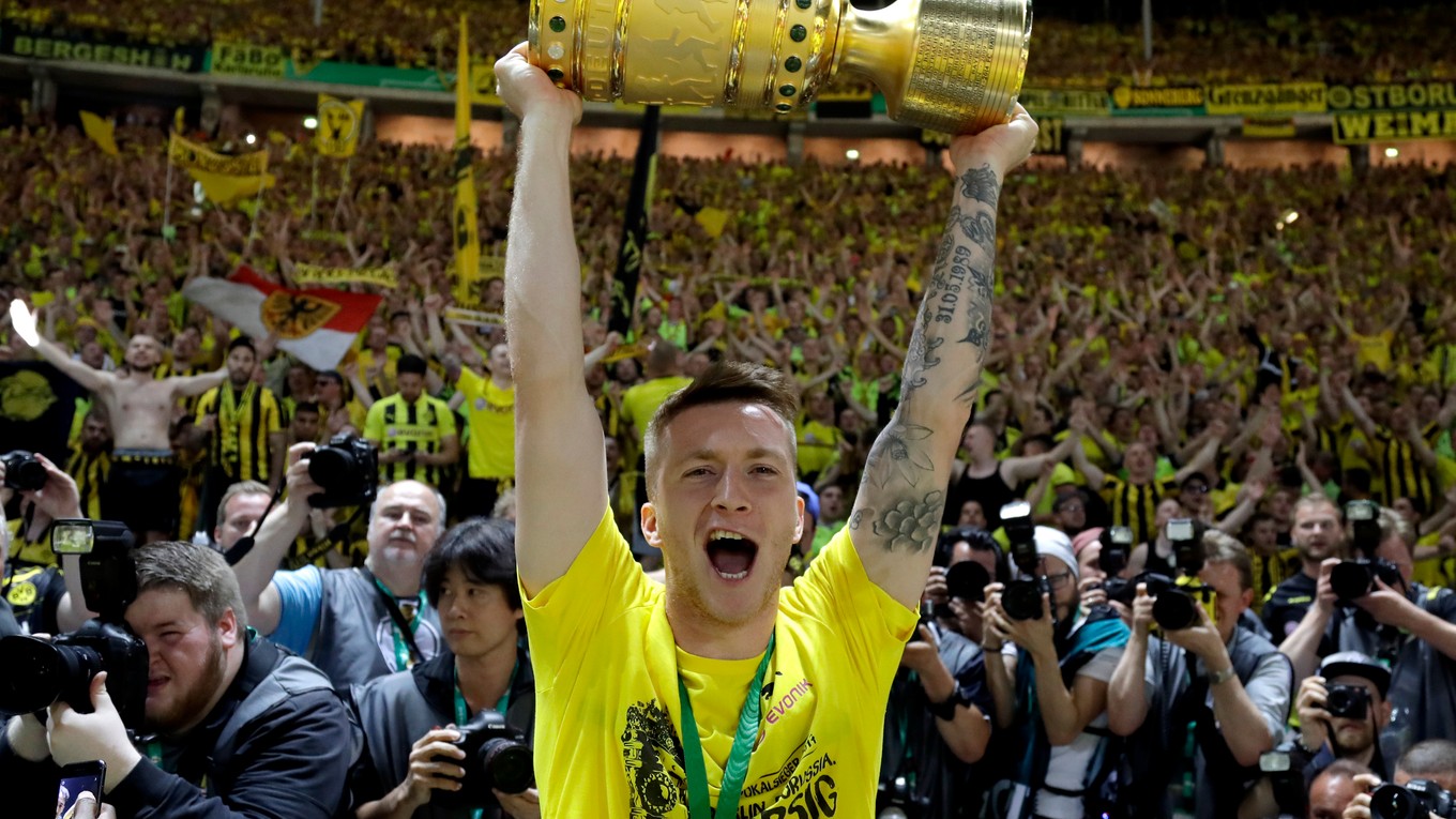 Marco Reus sa teší z víťazstva v Nemeckom pohári. Práve vo finále však utrpel zranenie, ktoré ho na dlhšiu dobu vyradí z hry.