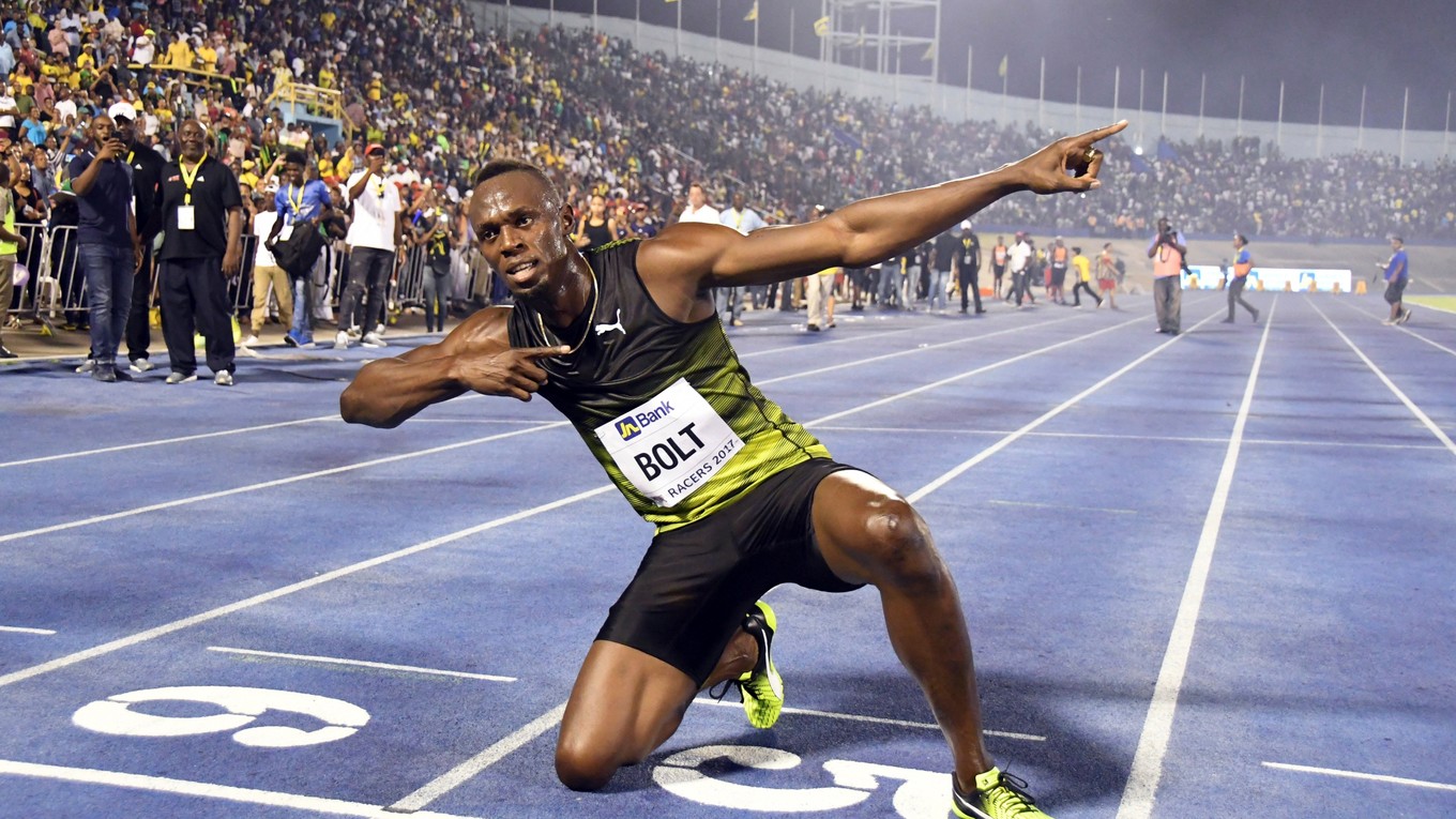 Usain Bolt sa teší po svojom triumfe.