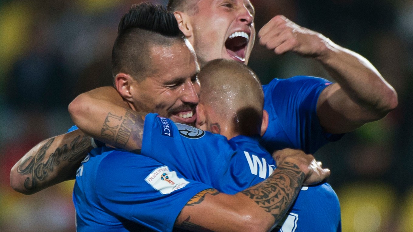 Marek Hamšík (vľavo) sa teší z gólu spoločne s Vladimírom Weissom a Jánom Ďuricom.
