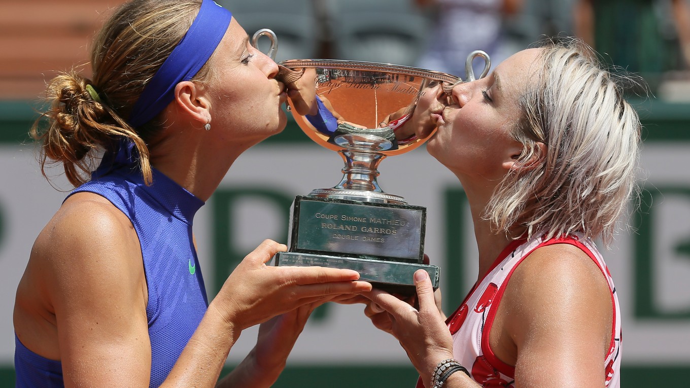 Lucie Šafářová (vľavo) a Bethanie Matteková-Sandsová bozkávajú víťaznú trofej.
