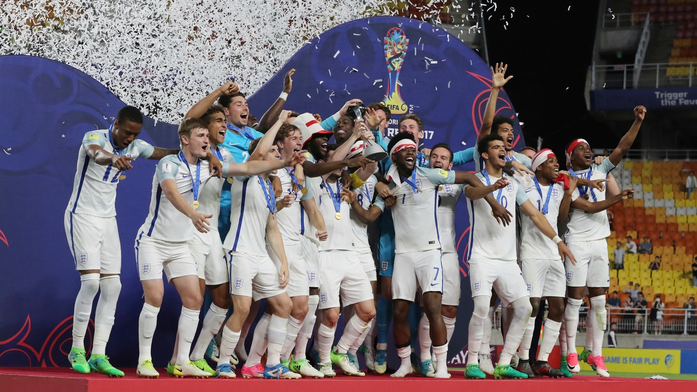 Mladíci Anglicka oslavujú zisk majstrovského titulu.