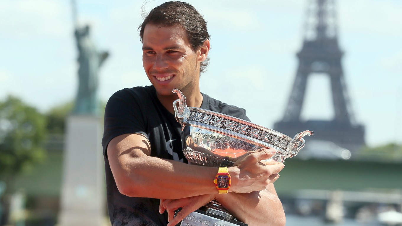 Španielsky tenista Rafael Nadal objíma víťaznú trofej po rekordnom desiatom triumfe vo dvojhre mužov na grandslamovom turnaji Roland Garros v Paríži.