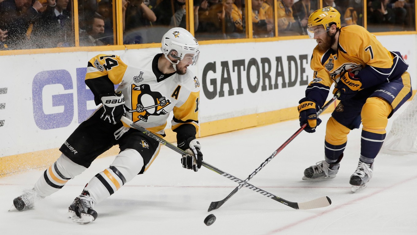 Weber (vpravo) v súboji s hráčom Pittsburghu Christom Kunitzom.