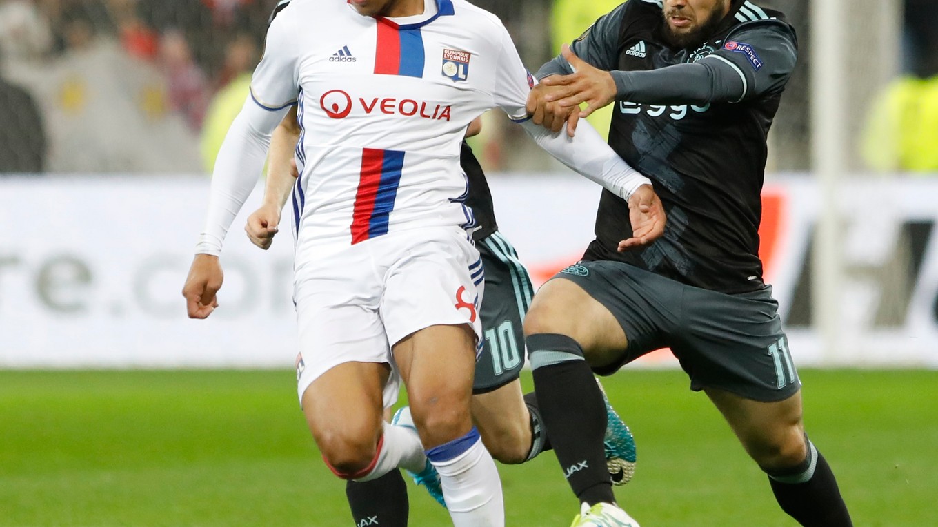 Corentin Tolisso (v strede).