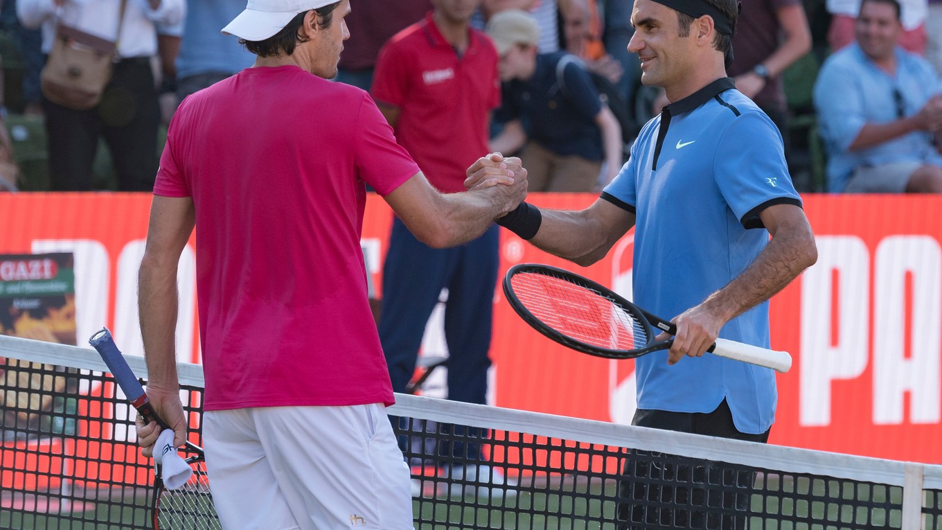 Tommy Haas (vľavo) prijíma gratuláciu od Rogera Federera.