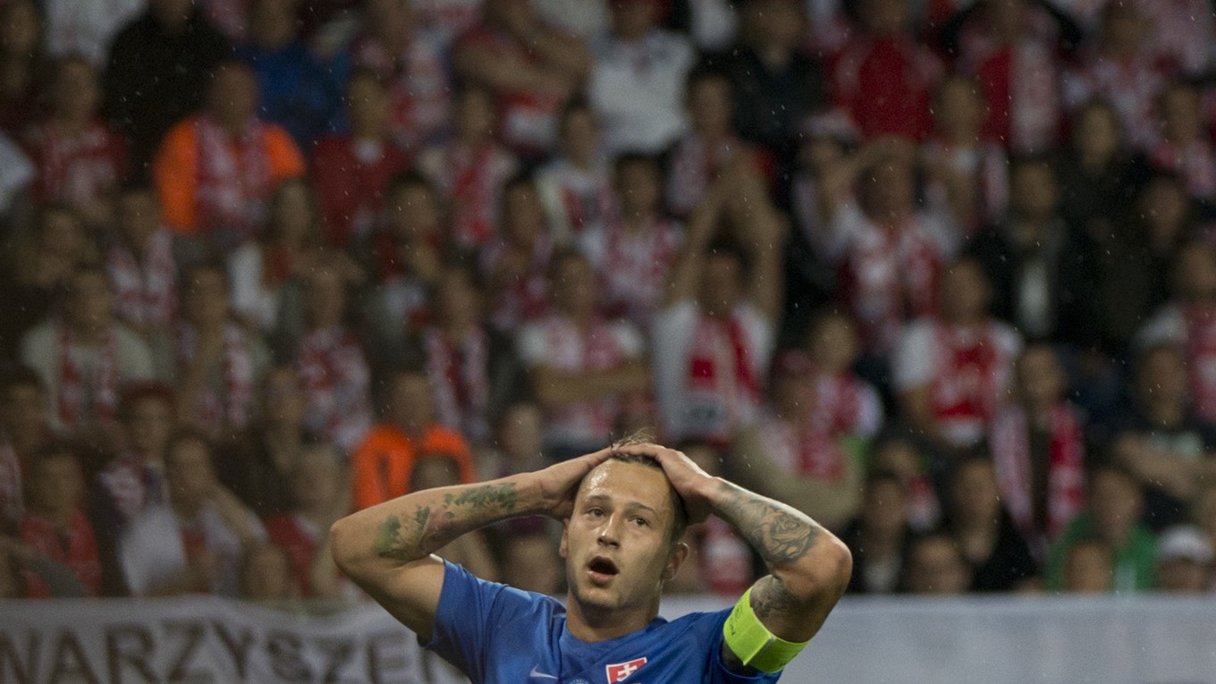 Na snímke Adam Zreľák (Slovensko) sa drží za hlavu po nepremenej šanci v zápase Poľsko - Slovensko na ME vo futbale do 21 rokov.