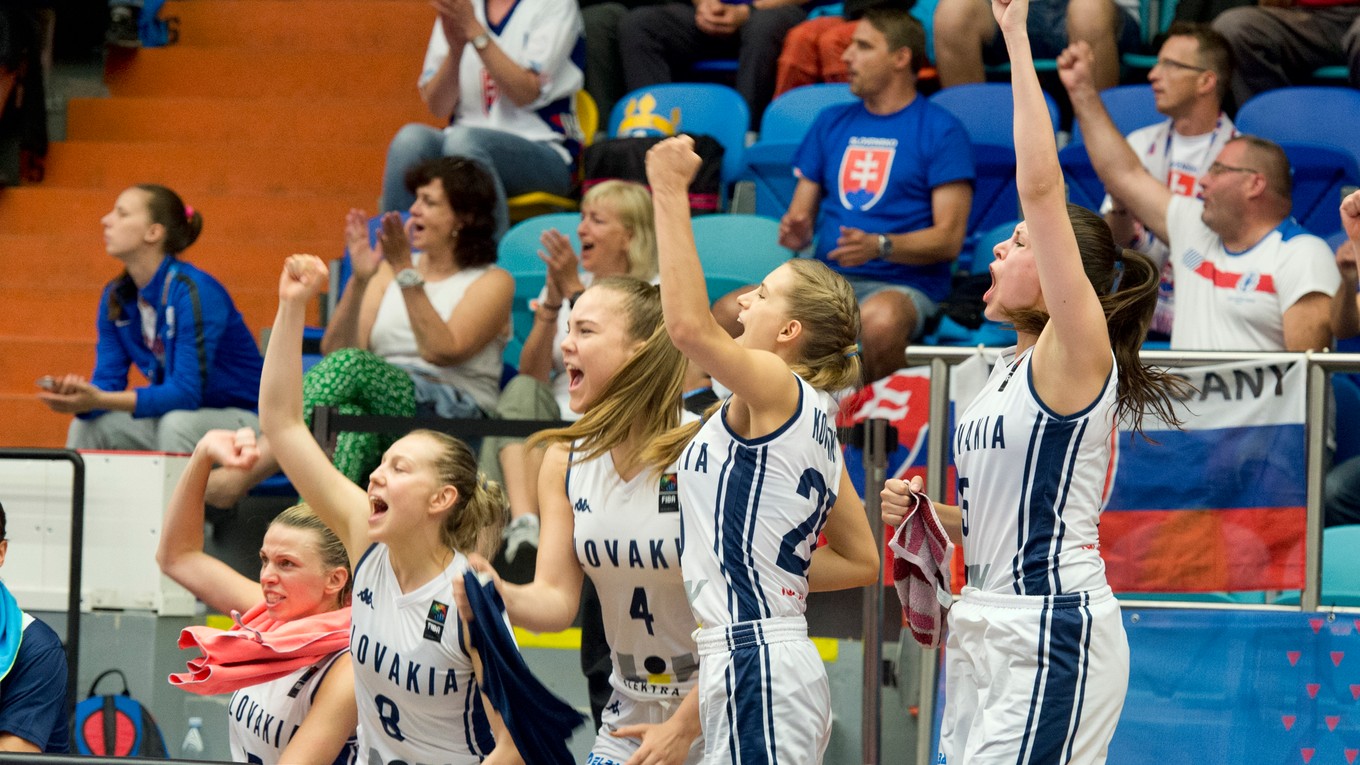 Na snímke radosť slovenskej lavičky po víťazstve 68:59 v zápase základnej B-kupiny na ME v basketbale žien Slovensko - Bielorusko.